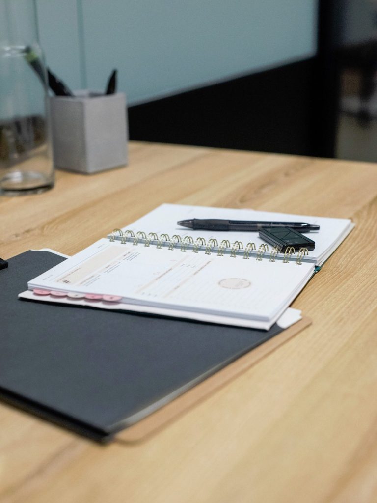 Schreibtisch mit Terminkalender und Aktenablage